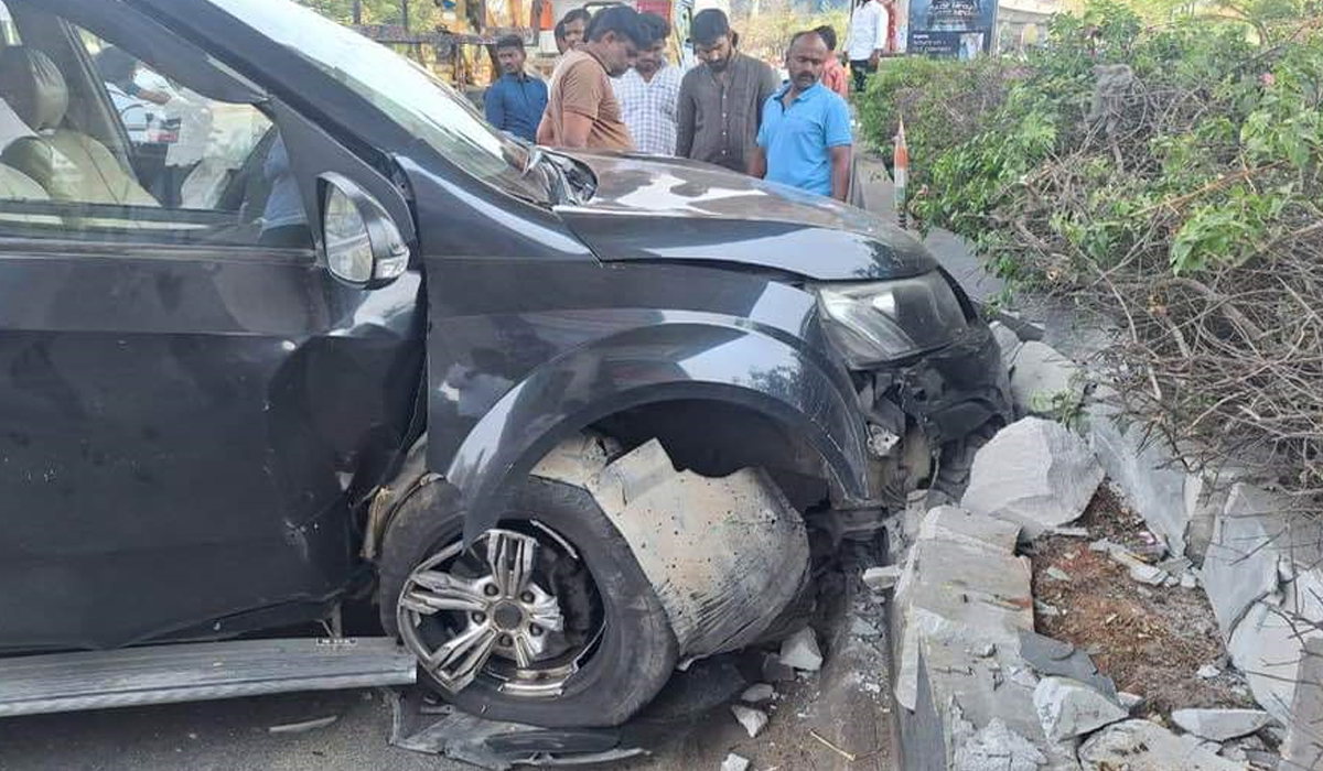 Road Accident | సీనియ‌ర్ జ‌ర్న‌లిస్ట్ పల్లె రవి కుమార్‌కు తృటిలో తప్పిన ప్రమాదం