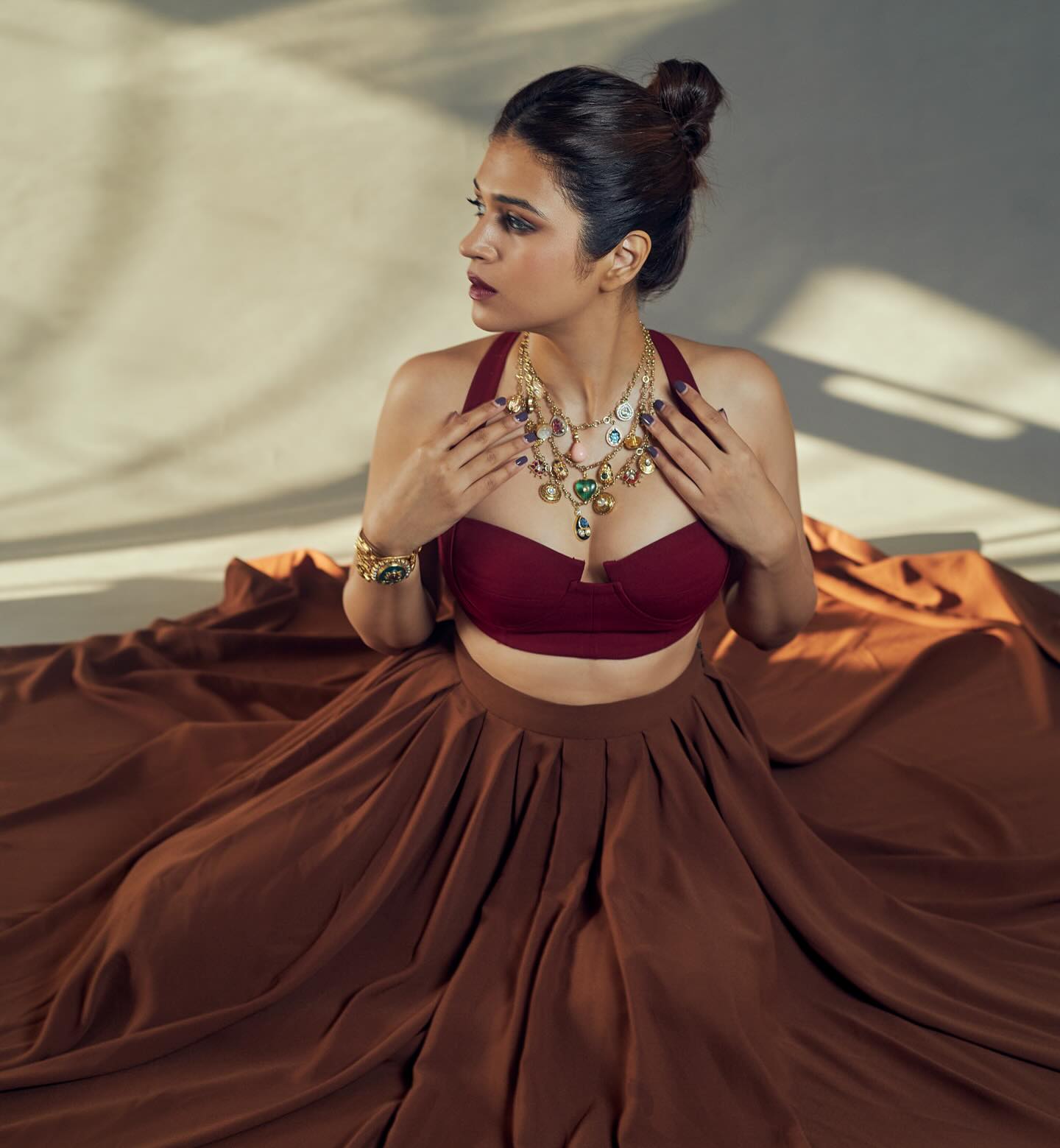 Shraddha Das : సమ్మర్ లో చెమటలు పట్టిస్తున్న సొట్టబుగ్గల సుందరి.. | shraddha  das steals the show in sultry wine corset and pleated skirt