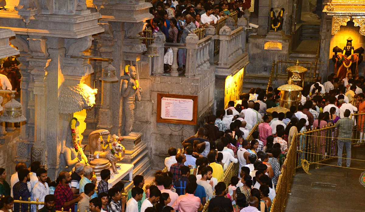 Yadadri Temple | యాదాద్రిలో పోటెత్తిన భక్తజనం